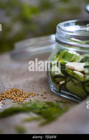 Hausgemachte, Gewürzgurken in ein Glas mit Glas Stockfoto