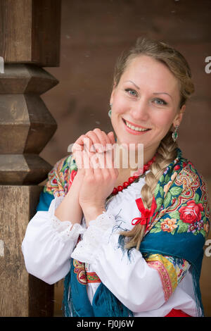 Junge Russin in eine traditionelle russische Kopftuch, Moskau, Russland Stockfoto