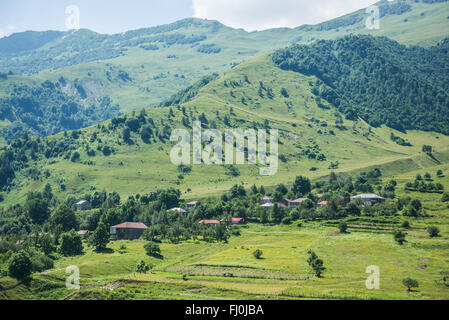 View from Georgian Military Road, historic route through Caucasus Mountains from Georgia to Russia Stockfoto