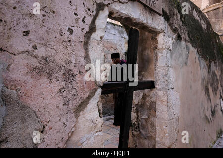 Ein hölzernes Kreuz versperrt den Weg in der Wohngegend von Deir El-Sultan Kloster befindet sich auf dem Dach der Kirche der Grabeskirche in der Christian Quarter Altstadt Ost-Jerusalem Israel Stockfoto