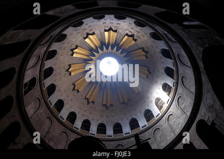 Sonnenstrahl bricht durch die Kuppel der Kirche des Heiligen Grabes im christlichen Viertel der Altstadt Ost Jerusalem Israel Stockfoto