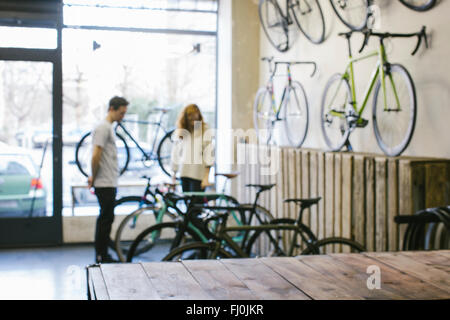 Verkäufer und Kunden in maßgeschneiderte Fahrradladen Stockfoto