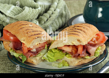 frische Panini Rollen mit Speck-Salat und Tomaten-Füllung Stockfoto