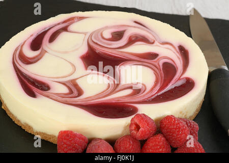 ganze Himbeeren essen ripple Käsekuchen mit frischen Himbeeren Stockfoto