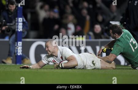 London, UK. 27. Februar 2016. Mike Brown (England) punktet. England / Irland. RBS 6 Nations. Twickenham Stadium. Twickenham. London. VEREINIGTES KÖNIGREICH. 27.02.2016. Bildnachweis: Sport In Bilder/Alamy Live-Nachrichten Stockfoto