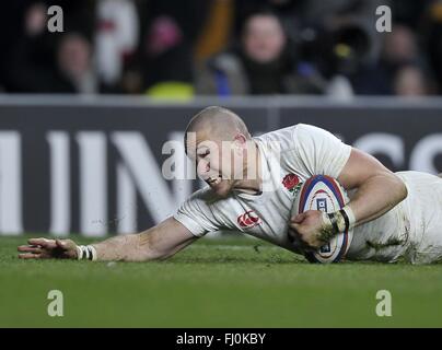 London, UK. 27. Februar 2016. Mike Brown (England) punktet. England / Irland. RBS 6 Nations. Twickenham Stadium. Twickenham. London. VEREINIGTES KÖNIGREICH. 27.02.2016. Bildnachweis: Sport In Bilder/Alamy Live-Nachrichten Stockfoto