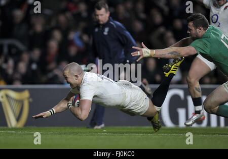 London, UK. 27. Februar 2016. Mike Brown (England) punktet. England / Irland. RBS 6 Nations. Twickenham Stadium. Twickenham. London. VEREINIGTES KÖNIGREICH. 27.02.2016. Bildnachweis: Sport In Bilder/Alamy Live-Nachrichten Stockfoto