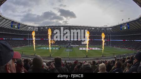 London, UK. 27. Februar 2016. das Feuerwerk losgehen, um die Teams begrüßen zu dürfen. England / Irland. RBS 6 Nations. Twickenham Stadium. Twickenham. London. VEREINIGTES KÖNIGREICH. 27.02.2016. Bildnachweis: Sport In Bilder/Alamy Live-Nachrichten Stockfoto