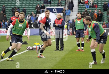 London, UK. 27. Februar 2016. Eddie Jones (England Cheftrainer) Uhren das Team Aufwärmen. England / Irland. RBS 6 Nations. Twickenham Stadium. Twickenham. London. VEREINIGTES KÖNIGREICH. 27.02.2016. Bildnachweis: Sport In Bilder/Alamy Live-Nachrichten Stockfoto