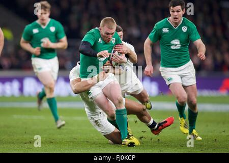 Twickenham, London, UK. 27. Februar 2016. RBS Six Nations Championships. England gegen Irland. Irland-Flügel Keith Earls in Angriff genommen wird. Bildnachweis: Aktion Plus Sport/Alamy Live-Nachrichten Stockfoto