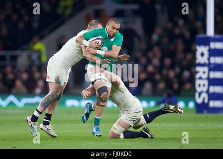 Twickenham, London, UK. 27. Februar 2016. RBS Six Nations Championships. England gegen Irland. Irland Hooker Richard Strauss in Angriff genommen wird. Bildnachweis: Aktion Plus Sport/Alamy Live-Nachrichten Stockfoto