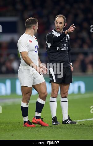 Twickenham, London, UK. 27. Februar 2016. RBS Six Nations Championships. England gegen Irland. England Scrumhälfte Danny Care ist durch den Schiedsrichter abgeschickt. Bildnachweis: Aktion Plus Sport/Alamy Live-Nachrichten Stockfoto