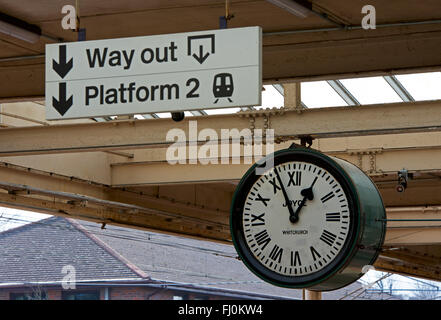 Die Uhr am Bahnhof Carnforth, Lancashire, England UK Stockfoto