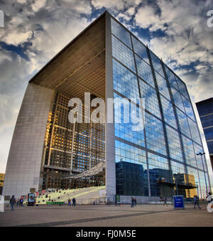 La Grande Arche De La Défense, Paris, Frankreich, HDR-Foto mit schönen Wolken Stockfoto