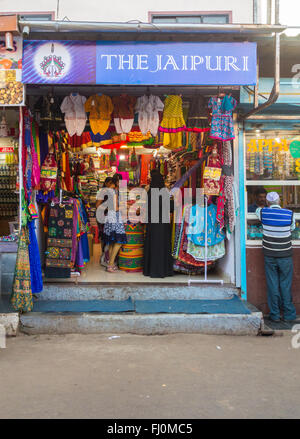 Vorderansicht eines kleinen Straßenrand Shop Verkauf von bunten, traditionelle jaipuri Stoffen in Mahabaleshwar, Maharashtra, Indien Stockfoto