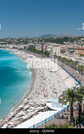 Hohe Panorama auf den Strand und die Promenade des Anglais um die Bucht des Anges in Nizza, Côte d'Azur, Frankreich Stockfoto