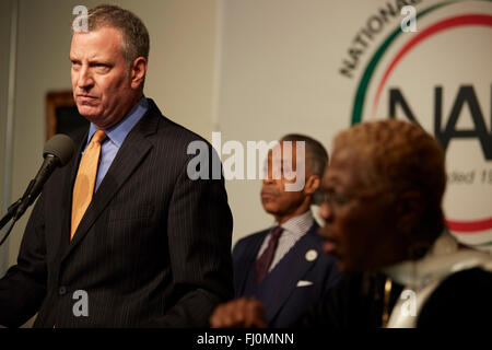 New Yorks Bürgermeister Bill De Blasio spricht auf Martin Luther King Jr. Day bei NAN Haus der Gerechtigkeit in Harlem als Rev Al Sharpton loo Stockfoto