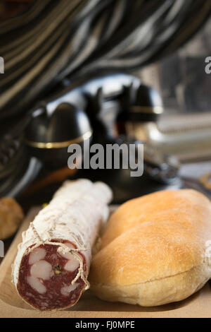 knusprige Sandwich und Mailänder Salami für belegte Brötchen Stockfoto