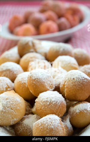 Carnivale italienischen Castagnole oder Favette oder ein Dessert von der Tradition des italienischen strufoli Stockfoto