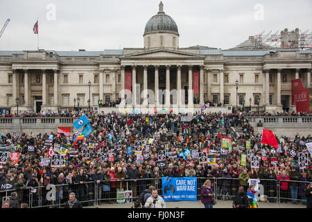 London, England. 27. Februar 2016 nach marschieren durch die Londoner Tausende von "Stop Trdent" Demonstranten versammelten sich am Trafalgar Square hier reden von u.a. Nicola Sturgeon, erster Minister von Schottland, Caroline Lucas der grünen Partei und Jeremy Corbyn, Führer der Labour Party. Bildnachweis: David Rowe/Alamy Live-Nachrichten Stockfoto