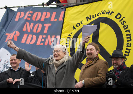 London, England. 27. Februar 2016. Vanessa Redgrave, Schauspielerin und Aktivistin befasst sich mit die Rallye auf dem Trafalgar Square nach Tausende marschieren durch die Londoner gegen die Erneuerung des Trdent Atomwaffen Systems. Bildnachweis: David Rowe/Alamy Live-Nachrichten Stockfoto