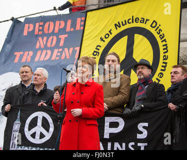 London, England. 27. Februar 2016. Nicola Sturgeon, erster Minister von Schottland befasst sich mit die Rallye auf dem Trafalgar Square Nachdem Tausende marschieren durch die Londoner gegen die Erneuerung des Trdent Atomwaffen Systems. Bildnachweis: David Rowe/Alamy Live-Nachrichten Stockfoto