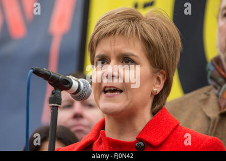 London, England. 27. Februar 2016. Nicola Sturgeon, erster Minister von Schottland befasst sich mit die Rallye auf dem Trafalgar Square Nachdem Tausende marschieren durch die Londoner gegen die Erneuerung des Trdent Atomwaffen Systems. Bildnachweis: David Rowe/Alamy Live-Nachrichten Stockfoto