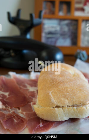 knusprige Sandwich und roher Schinken für belegte Brötchen Stockfoto