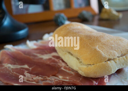 knusprige Sandwich und roher Schinken für belegte Brötchen Stockfoto