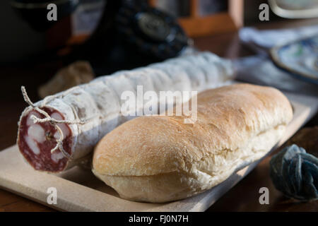 Sandwich und Mailänder Salami für belegte Brötchen Stockfoto