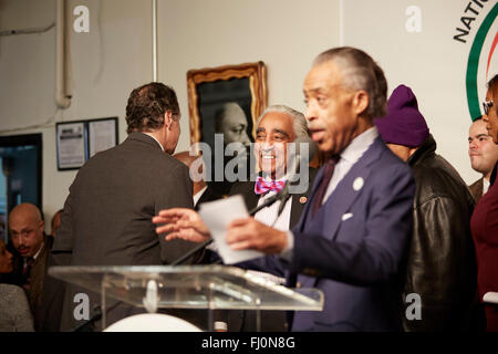 New Yorker Gouverneur Andrew Cuomo (l) New York Kongressabgeordneten Charles Rangel (c), Rev. Al Sharpton (r) im Haus der Gerechtigkeit Harlem Stockfoto
