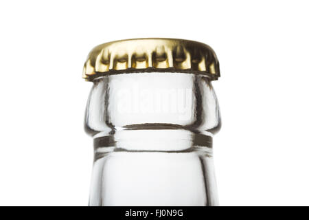 Bierflasche Nahaufnahme isoliert auf weißem Hintergrund, Kappe sichtbar Stockfoto