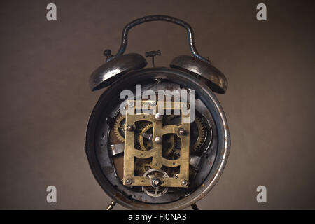 Rückseite einer alten verrosteten Uhr mit seinen Mechanismus und Zahnräder enthüllt Stockfoto
