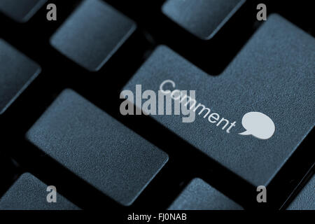 Nahaufnahme der schwarzen Tasten auf einer Tastatur das Wort Kommentar mit einer Sprechblase geschrieben auf einem von Ihnen Stockfoto
