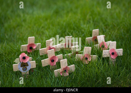 Holzkreuze und Mohn in einem Feld der Erinnerung Stockfoto