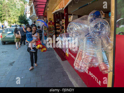 Große leere Flaschen Mineralwasser im Shop in Borjomi Kurstadt, Samzche-Dschawacheti Region in Georgien Stockfoto