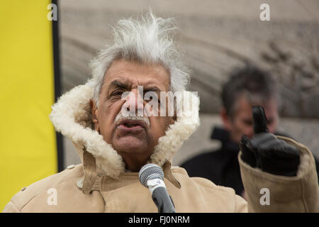 London, England. 27. Februar 2016. Tariq Ali, Schriftsteller und Journalist befasst sich mit die Rallye auf dem Trafalgar Square nach Tausende marschieren durch die Londoner gegen die Erneuerung des Trdent Atomwaffen Systems. Bildnachweis: David Rowe/Alamy Live-Nachrichten Stockfoto