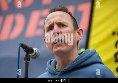 London, England. 27. Februar 2016. John Bolton von Veterans for Peace befasst sich mit die Rallye auf dem Trafalgar Square Nachdem Tausende marschieren durch die Londoner gegen die Erneuerung des Trdent Atomwaffen Systems. Bildnachweis: David Rowe/Alamy Live-Nachrichten Stockfoto