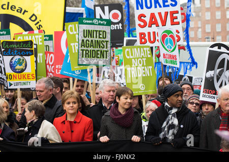 London, Vereinigtes Königreich. 27. Februar 2016. Führer der SNP und das erste Münster von Schottland Nicola Sturgeon in der Anti-Trident-Demonstration gesehen. Zehntausende von Demonstranten marschieren durch central London, die britische Regierung den Plan einer Investition in ein neues System der Atomwaffe "Trident", die die britischen Steuerzahler 183 Milliarden Pfund Kosten wird Schrott zu verlangen. Einige Demonstranten forderten auch, dass in Großbritannien die Regierung Flüchtlinge vom Krieg zerrissenen Ländern werden lassen kann. Bildnachweis: Geovien So/Pacific Press/Alamy Live-Nachrichten Stockfoto