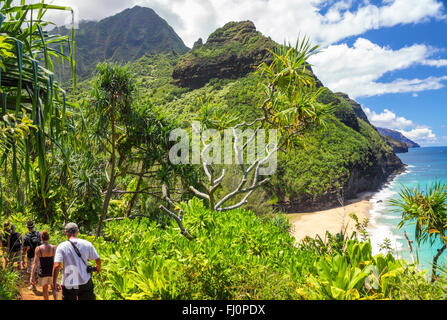 Wanderer auf dem Kalalau Trail in der Nähe von Hanakapiai Strand auf Kauai Stockfoto