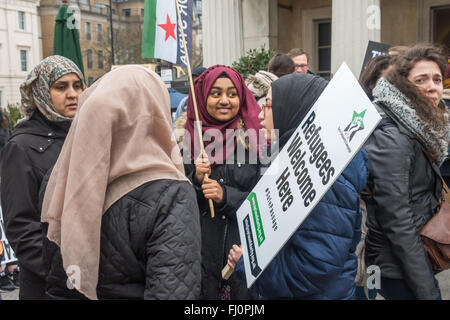 London, UK. 27. Februar 2016. Menschen versammeln sich am Hyde Park Corner bis März zu einer Kundgebung am Marble Arch am selben Tag als Proteste in anderen Städten in ganz Europa zu fordern, dass Behörden und Regierungen jetzt Maßnahmen ergreifen, um sicheres Geleit Routen für alle Flüchtlinge und Asylsuchende, die Schutz in Europa suchen zu öffnen. Sie wollen ein Ende der Toten an den Grenzen und der Flüchtlinge in ihren Besitz zu halten und mit ihren Familien zusammengeführt werden dürfen. Peter Marshall, Alamy Live-Nachrichten Stockfoto