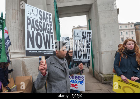 London, UK. 27. Februar 2016. Menschen versammeln sich am Hyde Park Corner bis März zu einer Kundgebung am Marble Arch am selben Tag als Proteste in anderen Städten in ganz Europa zu fordern, dass Behörden und Regierungen jetzt Maßnahmen ergreifen, um sicheres Geleit Routen für alle Flüchtlinge und Asylsuchende, die Schutz in Europa suchen zu öffnen. Sie wollen ein Ende der Toten an den Grenzen und der Flüchtlinge in ihren Besitz zu halten und mit ihren Familien zusammengeführt werden dürfen. Peter Marshall, Alamy Live-Nachrichten Stockfoto