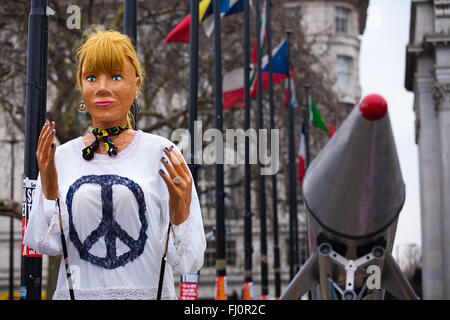 London, UK, 27. Februar 2016 - Tausende von Menschen, zusammen mit hochrangigen Politikern und Gewerkschaften Führer eine Masse nationale Demonstration gegen die Verlängerung der Trident Atomwaffentests in Marble Arch und Kundgebung auf dem Trafalgar Square zu besuchen. Die Demonstration von Kampagne für nukleare Abrüstung organisiert und unterstützt durch Anschlag der Kriegskoalition. Stockfoto