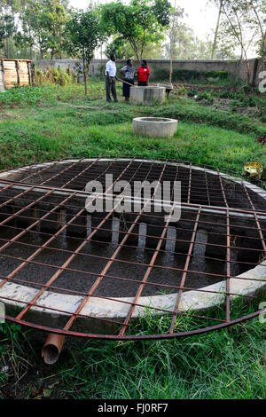 Kenia, Grafschaft Kakamega Bukura, Dorf Eshibeye, kleine Biogasanlage bei Milch Kuh auf dem Bauernhof / KENIA, Kleine Biogasanlage Auf Einer Milchkuhfarm Stockfoto