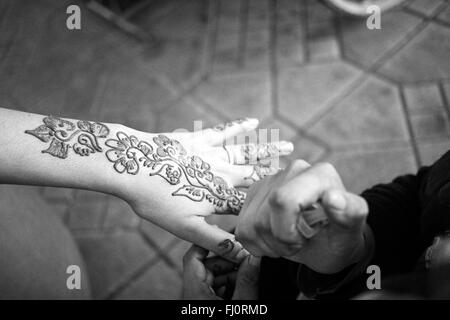Henna-Tattoo in der "Jeema el Fna" - Marokko angewandt Stockfoto