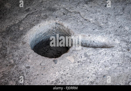 alten Wasserspeicher in Höhle Kloster Vardzia, ausgegraben von den Hängen des Erusheti Mountain, Georgia Stockfoto