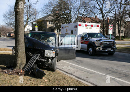 Oak Park, Illinois, USA. 27. Februar 2016. Ein Range Rover liegt an der Kreuzung der Division Street und Elmwood Ave in diesem westlichen Vorort von Chicago zerknitterten an einem Baum Parkway. Offenbar lief die SUV abseits der Straße ohne Verlangsamung führt zu schweren front-End-Schäden und Verunreinigungen aus dem Auto Reisen einiges weiter entlang Division. Zum Glück gab es keine ernsthaften Verletzungen für Fahrer und Passagiere, darunter ein Kleinkind im Kindersitz. Die Knautschzonen und Airbags in diesem modernen Automobils in aller Wahrscheinlichkeit gespeichert Leben. Bildnachweis: Todd Bannor/Alamy Live-Nachrichten Stockfoto