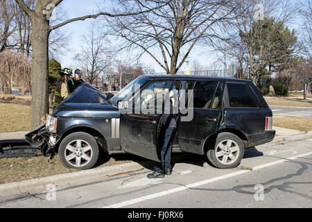 Oak Park, Illinois, USA. 27. Februar 2016. Ein Range Rover liegt an der Kreuzung der Division Street und Elmwood Ave in diesem westlichen Vorort von Chicago zerknitterten an einem Baum Parkway. Offenbar lief die SUV abseits der Straße ohne Verlangsamung führt zu schweren front-End-Schäden und Verunreinigungen aus dem Auto Reisen einiges weiter entlang Division. Zum Glück gab es keine ernsthaften Verletzungen für Fahrer und Passagiere, darunter ein Kleinkind im Kindersitz. Die Knautschzonen und Airbags in diesem modernen Automobils in aller Wahrscheinlichkeit gespeichert Leben. Bildnachweis: Todd Bannor/Alamy Live-Nachrichten Stockfoto