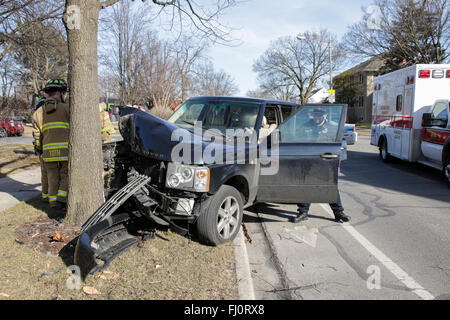 Oak Park, Illinois, USA. 27. Februar 2016. Ein Range Rover liegt an der Kreuzung der Division Street und Elmwood Ave in diesem westlichen Vorort von Chicago zerknitterten an einem Baum Parkway. Offenbar lief die SUV abseits der Straße ohne Verlangsamung führt zu schweren front-End-Schäden und Verunreinigungen aus dem Auto Reisen einiges weiter entlang Division. Zum Glück gab es keine ernsthaften Verletzungen für Fahrer und Passagiere, darunter ein Kleinkind im Kindersitz. Die Knautschzonen und Airbags in diesem modernen Automobils in aller Wahrscheinlichkeit gespeichert Leben. Bildnachweis: Todd Bannor/Alamy Live-Nachrichten Stockfoto