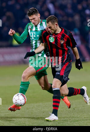 BUDAPEST, Ungarn - 27. Februar 2016: Duell zwischen Marton Eppel von Honved (r) und Adam Pinter von Ferencvaros während Budapest Honved - Ferencvaros OTP Bank Liga Fußballspiel im Stadion Bozsik. Stockfoto